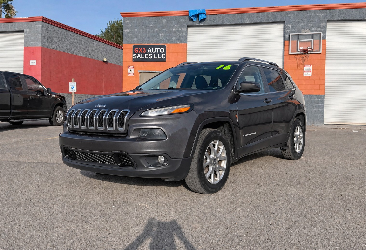 2016 Jeep Cherokee grey exterior, front three-quarter view